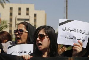 نساء تحتج على مشروع قانون الأحوال الجعفرية في العاصمة العراقية بغداد يوم السبت بمناسبة اليوم العالمي للمرأة.
