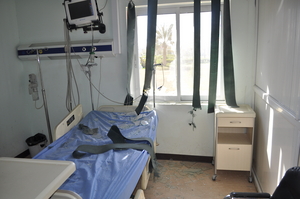 سرير داخل مستشفى الفلوجة العام، حيث أصيب مريض في هجوم شنته القوات الحكومية العراقية. الصورة بتاريخ 10 فبراير/شباط 2014. © 2014 خاص HRW