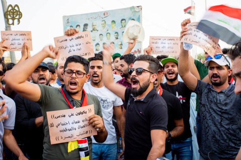 الاحتجاج في جنوب العراق يدخل مرحلة جديدة، اعتصام عند مواقع عمل الشركات النفطية ومدرعات تنزل الشوارع