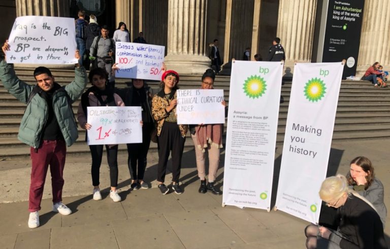 ناشطون عراقيون وبريطانيون يحتجون على رعاية شركة بريتيش بتروليوم (British Petroleum) للمعرض الآشوري
