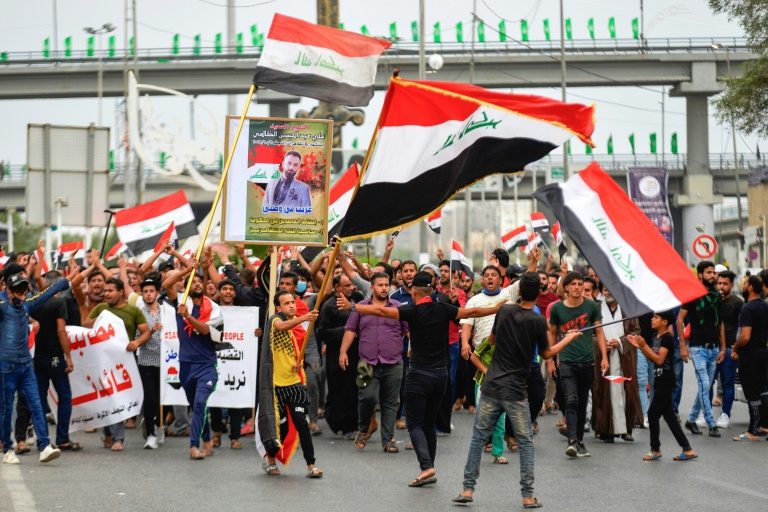 حظر للتجول في بغداد وحشود طلابية تغمر الشوارع رغم تهديدات الحكومة