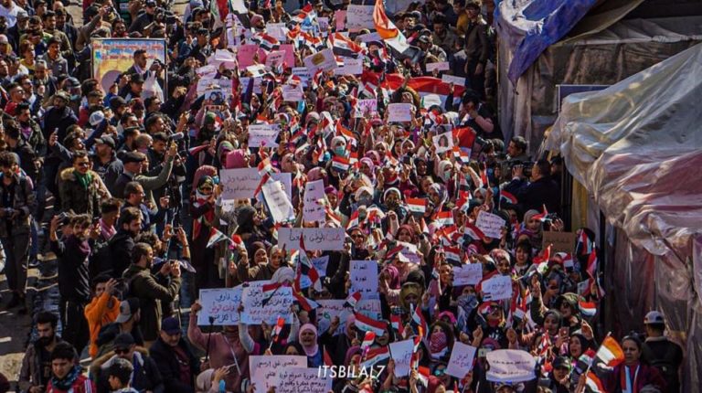 مظاهرات نسويّة حاشدة تغطّي شوارع بغداد باللونين الوردي والبنفسجي
