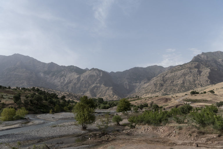 سكان قرية زاخو يفرون من الغارات الجوية التركية