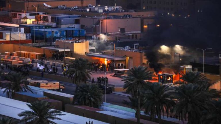 قتلت صواريخ الميليشيات خمسة مدنيين في العاصمة العراقية بينما تدرس الولايات المتحدة انسحاب سفارتها